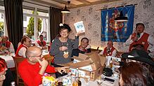 Flotte Sprüche und lustige Geschenke: Beim Auftakt zur Fasnacht der Bürger- und Narrenzunft Tiengen in der &bdquo;Linde&ldquo; geht es ...