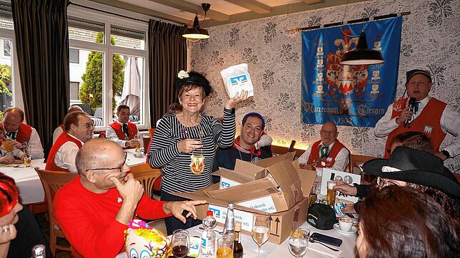 Flotte Sprüche und lustige Geschenke: Beim Auftakt zur Fasnacht der Bürger- und Narrenzunft Tiengen in der &bdquo;Linde&ldquo; geht es ...