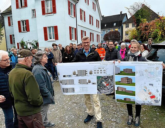 Alexander Kopp und Daniela Hall vom Gottmadinger Bauamt zeigen die Pläne für das Flüchtlingshaus, das in Randegg gebaut werden soll.