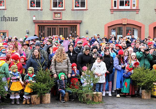 Bild 9: Hexensonntag: Urige Hexengestalten, Umzug und Hexenfeuer begeistern Besucher