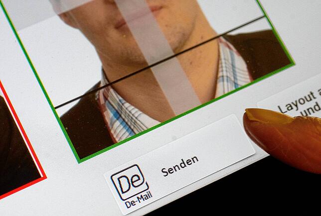Gedruckte Passbilder könnten bald der Geschichte angehören. Ab Mai können diese auch digital hochgeladen werden.