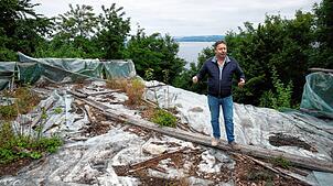 Salensteins Gemeindepräsident Bruno Lorenzato steht auf dem sicheren Teil der einsturzgefährdeten Aussichtsterrasse auf der Schlossruine ...