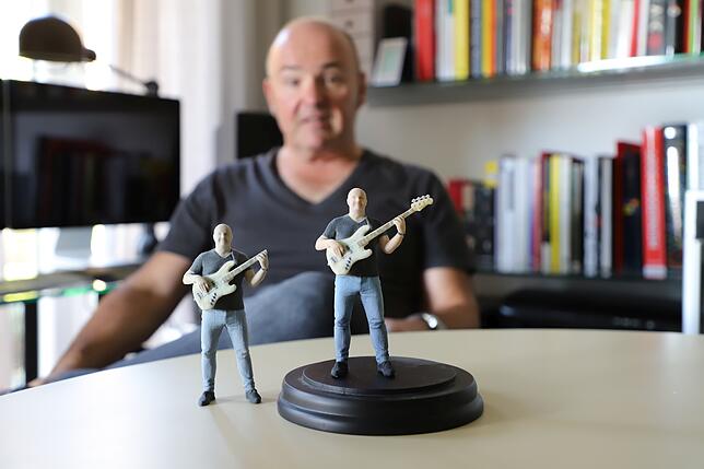 Als Jens-Peter Volk vor zwei Jahren 50 Jahre alt wurde, schenkten seine Brüder ihm eine Mini-Version der eigenen Person. Sogar zwei davon.