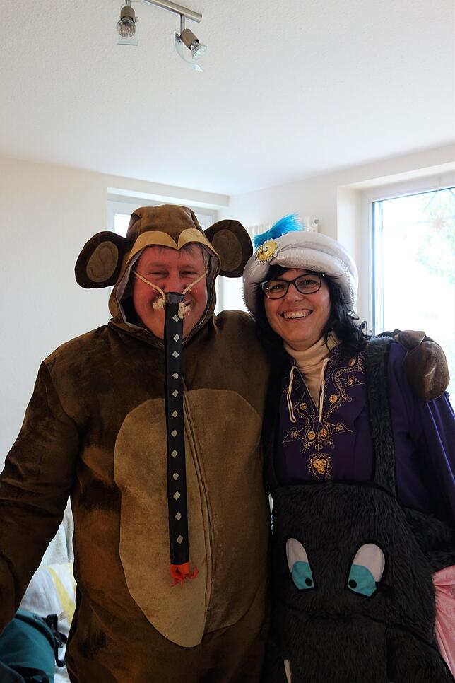 Das sind Achim und Melanie Oswald. Bei dem Ehepaar kommt er aus Überlingen und sie wurde in Elzach geboren. Das wird bei jedem Narrentag ...