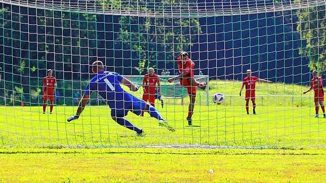 Der Türöffner zum Finale: Der von Christian Mauersberger souverän verwandelte Handelfmeter zum 1:0 gegen den VfR Stockach ebnete dem 1. ...