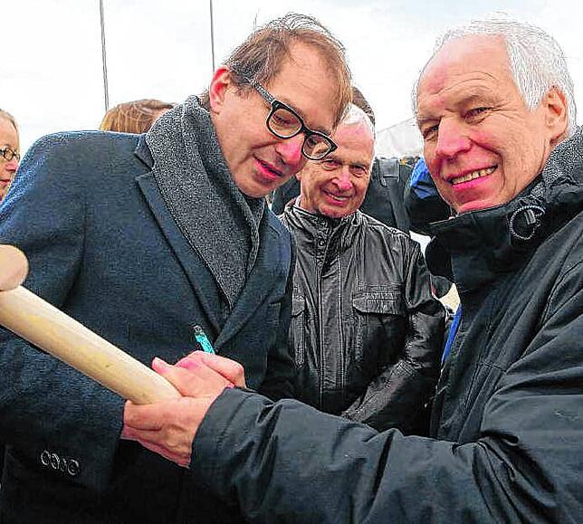 Minister Alexander Dobrindt signiert im Jahr 2015 für Ex-Bürgermeister Helmut Kennerknecht einen Spaten.