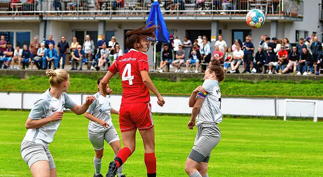 Bild 18: SV Niederhof besiegt SG Ebnet mit 4:1 im Hinspiel der Verbandsliga-Relegation &ndash; wir haben Bilder!