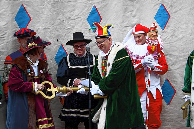 Bild 3: Erst als Pappfigur, dann live: Alle Bilder vom Tag mit Karl Lauterbach in Stockach
