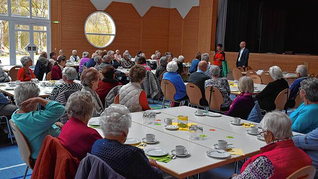 Beim gut besuchten bunten Nachmittag stellt Olga Jazuk die TTSG vor und Bürgermeister Martin Ragg erläutert Themen, die für die Senioren ...