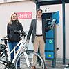 Salome Kimmig vom Stadtbauamt und Bürgermeister Georg Riedmann geben bei der Ochsenlücke den überdachten Fahrradunterstand mit ...