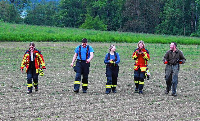 Bei ihrer Rückkehr zum Feuerwehrauto strahlen Leonie Hauser (von links), Sebastian Strobel, Lisa Helbling, Lisa Bühler und Rüdiger ...