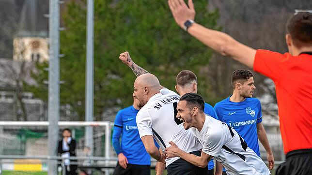 Jubel beim SV Herten: Julian Jäger, hier gefeiert von Ciro Di Feo, erzielte nach einem Abwehrfehler die Führung für die Gastgeber beim ...