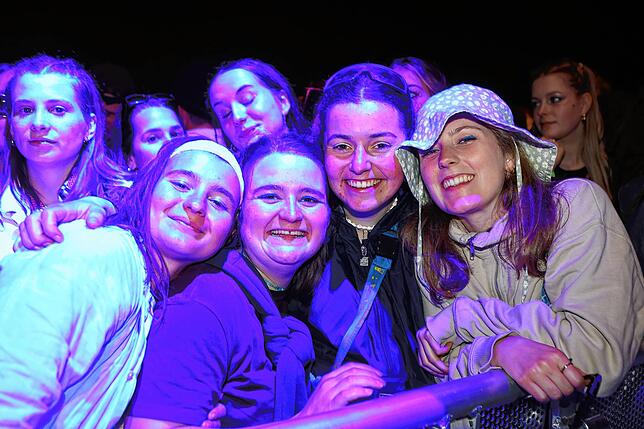 Bild 15: Am ersten Abend tanzen tausende Fans vor den Campus-Festival-Bühnen