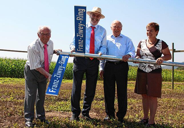 2011: Alt-Bürgermeister Franz Ziwey, Bürgermeister Rainer Stolz, Heinrich Wagner und Gabi Martin halten das neue Straßenschild für das ...