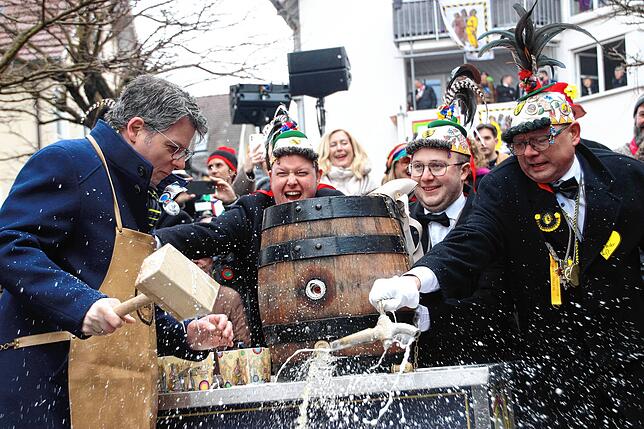 Beim Versuch eines Fassanstichs: Der Oberndorfer Bürgermeister Matthias Winter