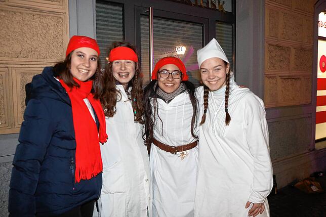 Bild 27: In der Altstadt treffen sich Hexen, Einhörner und Piraten bei der Straßenfasnacht