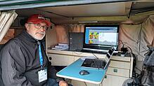 Bernd Nembach sitzt im mobilen Wetterbüro der Segelfliegergruppe Markdorf. Auf dem Bildschirm wird die Situation im Flugraum über ...