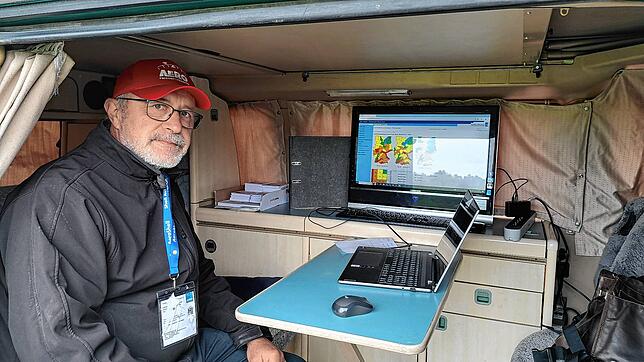 Bernd Nembach sitzt im mobilen Wetterbüro der Segelfliegergruppe Markdorf. Auf dem Bildschirm wird die Situation im Flugraum über ...