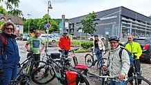Gut ausgerüstet auf Fahrradtour: Bürger und Mitglieder der Grünen machen gerade Pause an der Hochrheinsporthalle. Bild: Grüne