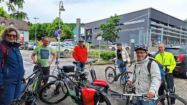 Gut ausgerüstet auf Fahrradtour: Bürger und Mitglieder der Grünen machen gerade Pause an der Hochrheinsporthalle. Bild: Grüne