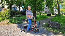 Schnappschuss: Rita Jacobi aus Wehr fährt fidel mit Tretlator auf dem Fußweg und durch den Stadthallenpark. So ist sie schneller ...