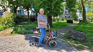 Schnappschuss: Rita Jacobi aus Wehr fährt fidel mit Tretlator auf dem Fußweg und durch den Stadthallenpark. So ist sie schneller ...