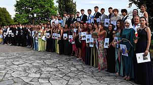 Gruppenbild der Absolventen vor dem Kursaal. Foto: Realschule Überlingen