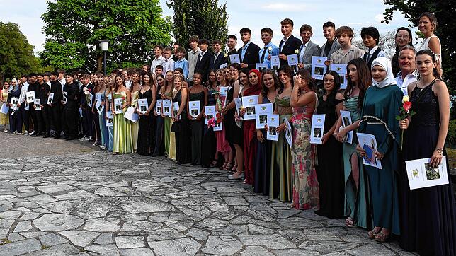 Gruppenbild der Absolventen vor dem Kursaal. Foto: Realschule Überlingen