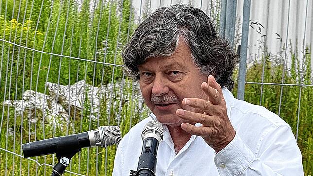 „Kein Regentropfen verlässt das Plangebiet“: Landschaftsarchitekt Johann Senner erläutert das Konzept der „Schwammstadt“.