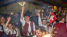 Ganz spät am Abend verwandeln die Musiker aus Weithart das Festzelt in Inzigkofen in eine brodelnde Partymeile. Bild: Hermann-Peter ...