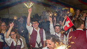 Ganz spät am Abend verwandeln die Musiker aus Weithart das Festzelt in Inzigkofen in eine brodelnde Partymeile. Bild: Hermann-Peter ...