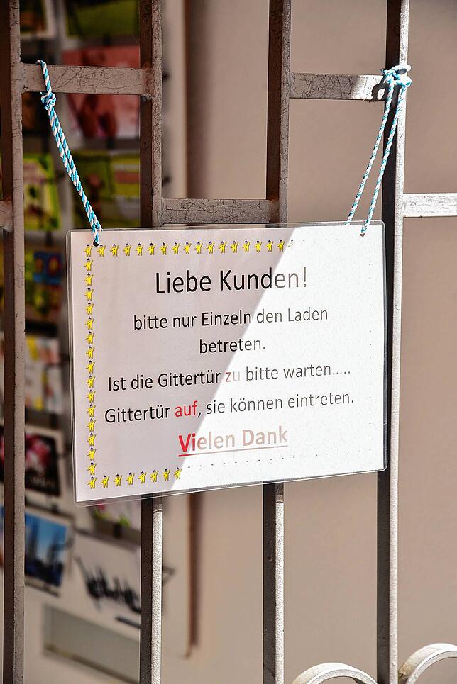 Wenn die Gittertüre geschlossen ist, wissen die Kunden, dass sie noch warten müssen. Da die Buchhaltestelle so klein ist, darf immer nur ...