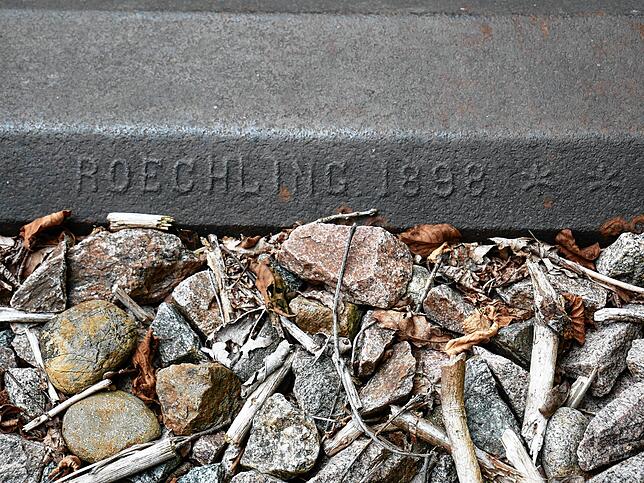 Spurensuche im Dickicht: Diese Bahnschwelle wurde von der Firma Roechling im Jahre 1898 hergestellt.