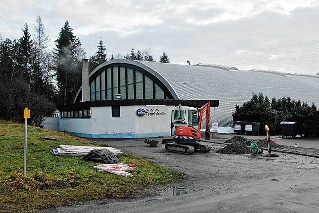 In der Tennishalle in Schwenningen soll am 15. Januar das Kreisimpfzentrum seinen Betrieb aufnehmen. Dafür wird aktuell ein ...