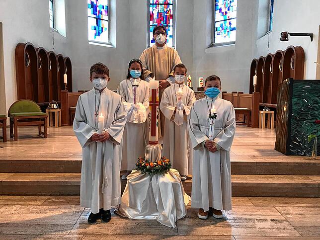 In der katholischen Kirche St. Cäcilia in Dauchingen empfangen die Kommunionkinder zum ersten Mal das verwandelte Brot. Hier Vikar ...