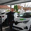 Jürgen Fürst, Geschäftsführer der Stadtwerke Stockach beim Aufladen eines der Elektrofahrzeuge aus dem hauseigenen Fuhrpark der Stadtwerke.
