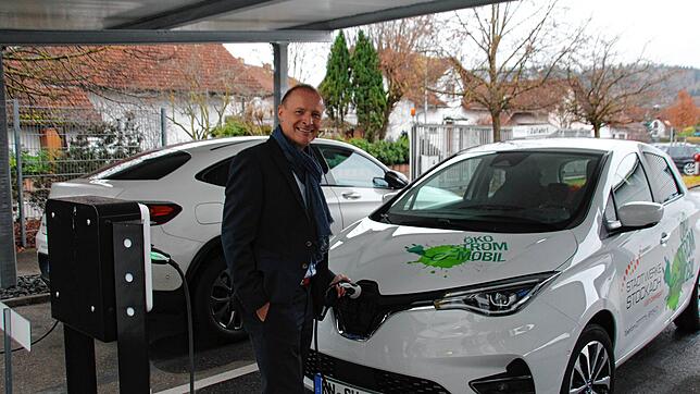Jürgen Fürst, Geschäftsführer der Stadtwerke Stockach beim Aufladen eines der Elektrofahrzeuge aus dem hauseigenen Fuhrpark der Stadtwerke.