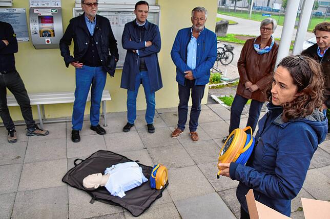 Johanna Ziegler erklärt vor der Demonstration an einer Puppe den Defibrillator.
