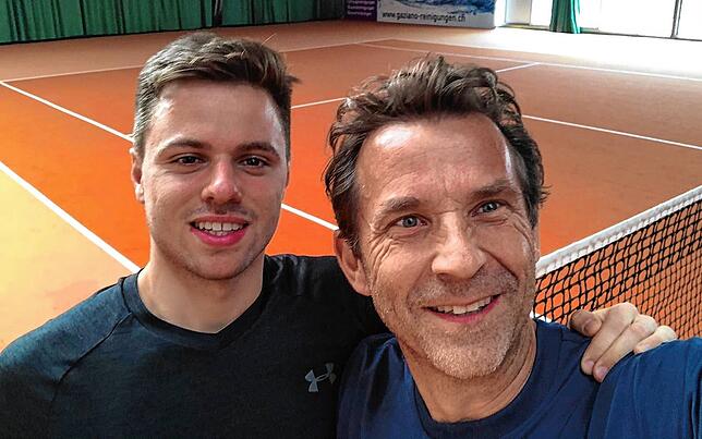 Sie verstehen sich: Dominik König vom TC RW Tiengen (links) mit Christoph Back, der ihn beim Heimtraining im Herbst wieder aufbaute.