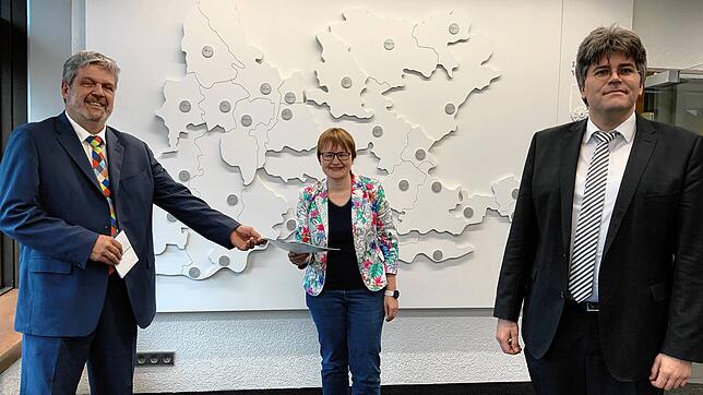 Bürgermeister Michael Scharf übergibt persönlich Bonndorfer Anträge für Holz-Nasslagerplätze an die Leiterin des Amts für Umweltschutz ...