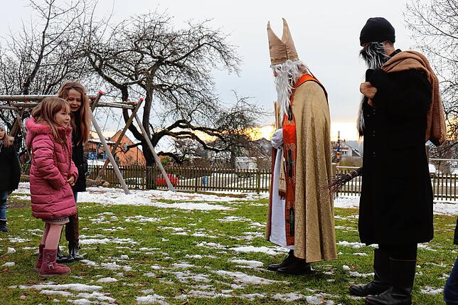 Lob, Tadel und Süßigkeiten: Zwei Kinder von der Grundschule Lippertsreute vor dem Nikolaus.