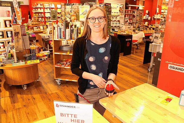 Simone Zimmermann, Leiterin der Buchhandlung Osiander in Donaueschingen, steht auf diesem Archivbild an der Abgabestelle für bestellte ...