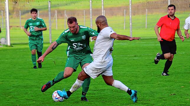 Der TSV Aach-Linz (Erik Dukart, links) unterlag dem ESV Südstern Singen (Atef Arfaoui) in einer torreichen Partie mit 3:6.