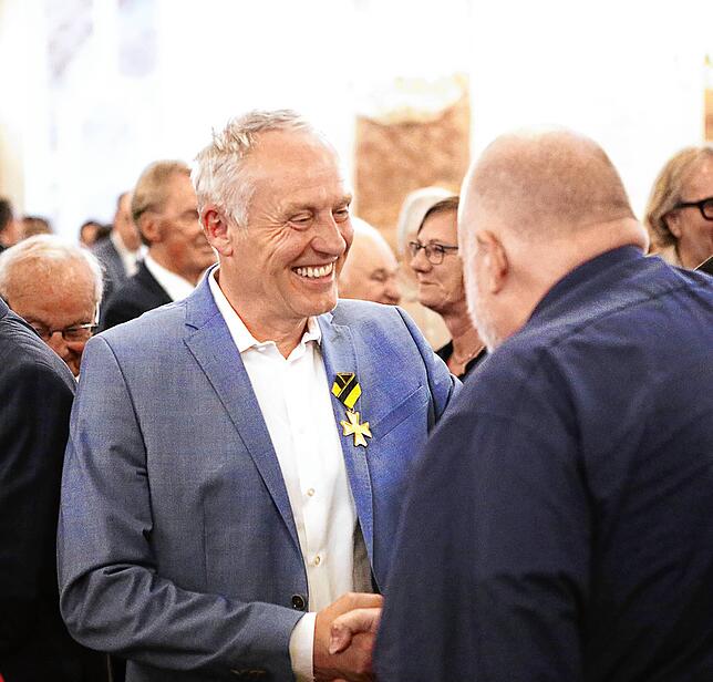 Viele Gratulanten: Ministerpräsident Kretschmann verleiht Streich im April 2023 den Verdienstorden des Landes Baden-Württemberg. Eine ...