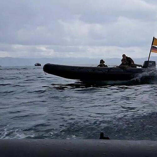 In rasantem Tempo steuern die Boote zurück ans Ufer