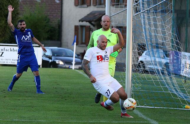 Bild 14: FC Erzingen müht sich in der Verlängerung zum 3:2-Pokalsieg beim Lokalrivalen FC Geißlingen &ndash; und wir haben Bilder!