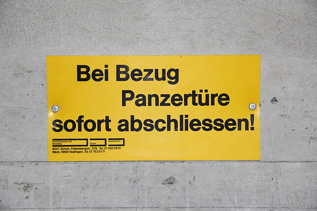 Rechts: Die Türen im Keller sind zwanzig Zentimeter dick. Der Stahlrahmen ist mit Beton verfüllt. Gelbe Schilder sagen, was zu tun ist ...