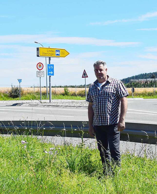 Jens Thomann war unter den Musikern, die 1982 auf der Autobahn gespielt haben. Hier auf diesem steht er am Park-and-Ride-Parkplatz an ...