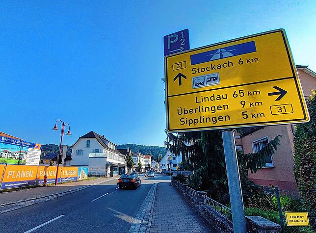 Hier trifft die B34 in der Ortsmitte von Ludwigshafen auf die B31-alt in Richtung Stockach oder Überlingen.