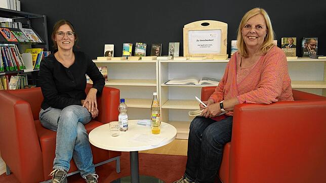 Sarah Zwerger (links) leitet die Mediathek in Oberteuringen. Im Gespräch mit SÜDKURIER-Mitarbeiterin Claudia Wörner berichtet sie, warum ...
